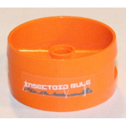 Деталь LEGO 41531pb007R Cylinder 4 x 4 x 1 2/3 with Pin Holes and Center Bar with Damage and 'INSECTOID RULE' Pattern (Sticker) - Set 5985