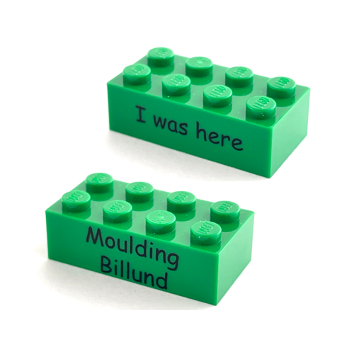 Деталь LEGO 3001pb110 Brick 2 x 4 with Kornmarken Factory Tour Black 'I was here' and 'Moulding Billund' Pattern on Opposite Sides - Green