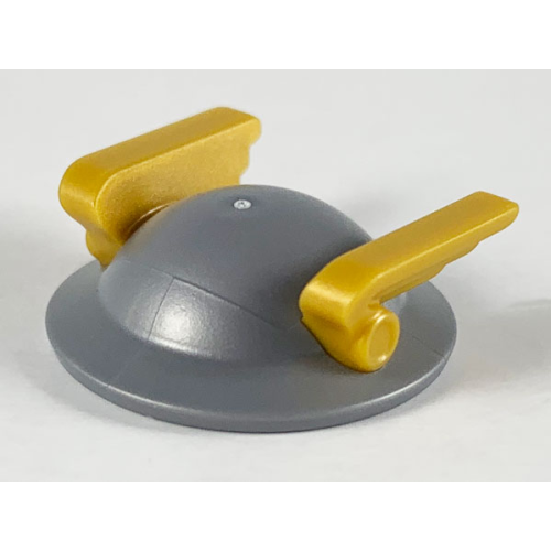 Деталь LEGO 65589pb01 Minifigure, Headgear Hat, Flat with Wide Brim and Pearl Gold Wings Pattern
