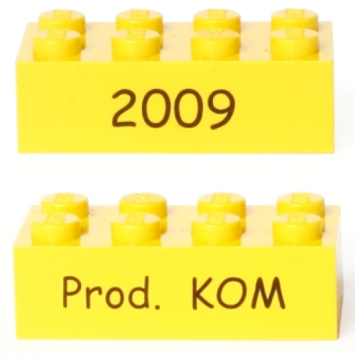 Деталь LEGO 3001pb115 Brick 2 x 4 with Black '2009' and 'Prod. KOM' Pattern on Opposite Sides (Kornmarken Factory Tour) - Yellow