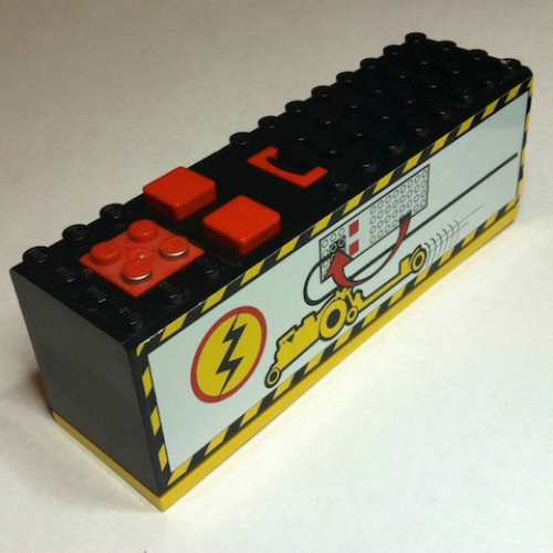 Деталь LEGO 2847c02pb01 Electric 9V Battery Box 4 x 14 x 4 with Red Buttons and Contact Plate with Yellow Base with Power Puller Pattern (Sticker) - Set 8457