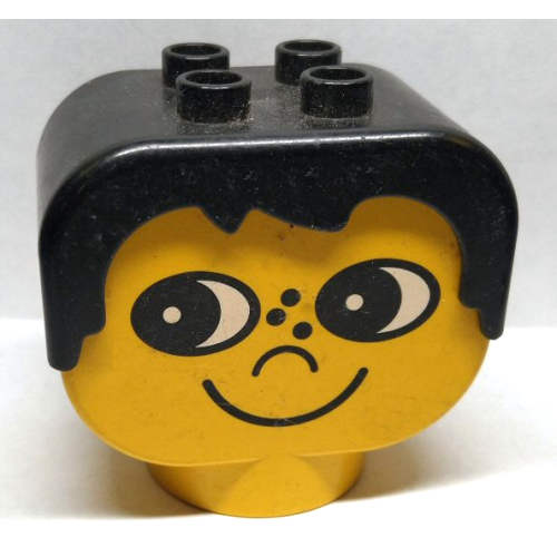 Деталь LEGO dup001c01pb01 Duplo Figure Head Human 2 x 2 Base with Fixed Black Hair with Eyes Looking Right, Nose, Freckles, and Grin Pattern