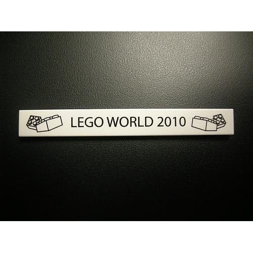 Деталь LEGO 4162pb041 Tile 1 x 8 with 'LEGO WORLD 2010' and Bricks Pattern