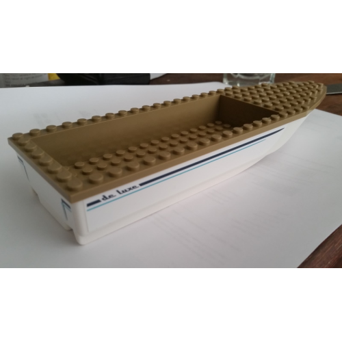 Деталь LEGO 92710c05pb01 Boat, Hull Unitary 28 x 8 with Dark Tan Top with Dark Blue 'de luxe' and Stripes Pattern on Both Sides (Stickers) - Set 60221