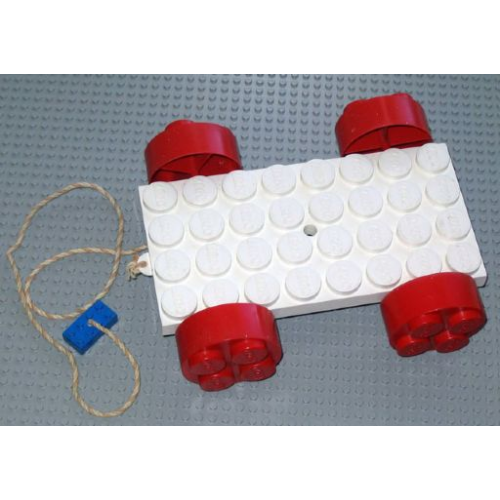 Деталь LEGO x1447c01 Jumbo Vehicle Base 4 x 8 with Red Wheels and Pull String