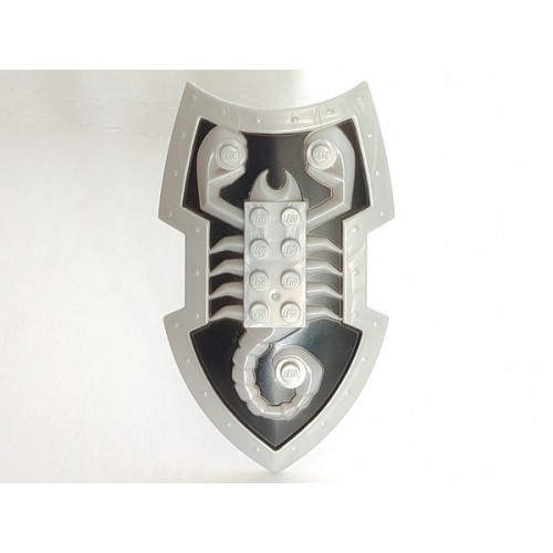 Деталь LEGO 50657pb02 Large Figure Shield, 2 x 4 Brick Relief, Vladek Scorpion with Black and Silver Pattern