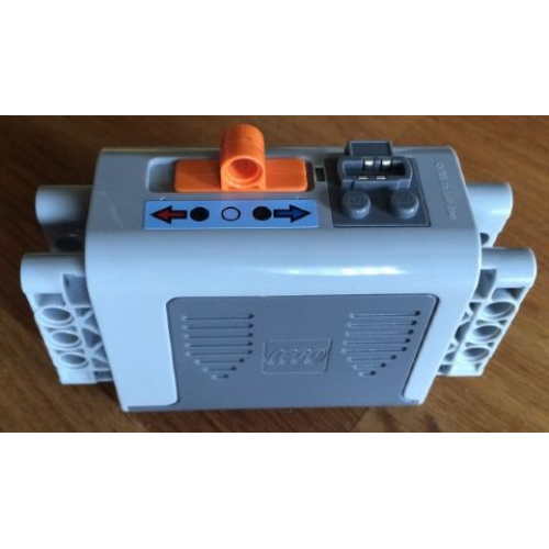 Деталь LEGO 59510c01pb03 Electric 9V Battery Box 4 x 11 x 7 PF with Blue and Red Short Arrows Pattern (Sticker) - Set 8052