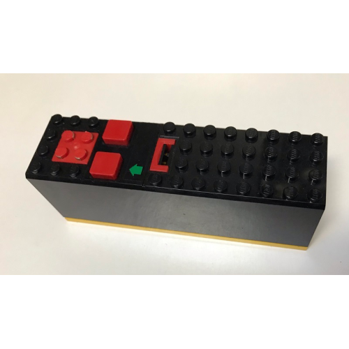 Деталь LEGO 2847c02pb02 Electric 9V Battery Box 4 x 14 x 4 with Red Buttons and Contact Plate with Yellow Base with Green Arrow Pattern (Sticker) - Set 8082