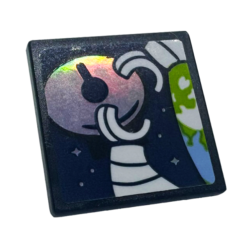 Деталь LEGO 15210pb192 Road Sign 2 x 2 Square with Open O Clip with Screen with Bright Light Blue and Lime Earth, White Minifigure Arms and Hands, Iridescent Mirrored Stars and Radar Dish on Dark Blue Background Pattern (Sticker) - Set 41713