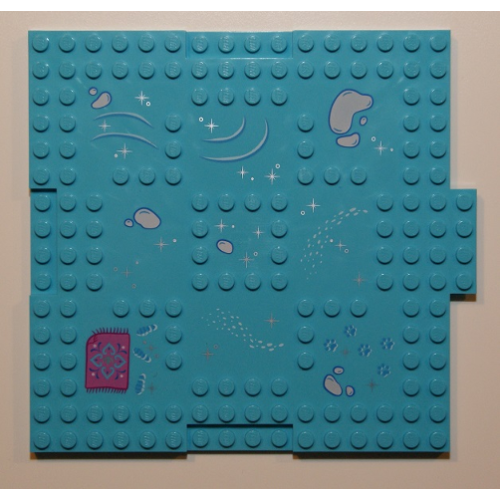 Деталь LEGO 15623pb005 Brick, Modified 16 x 16 x 2/3 with 1 x 4 Indentations and 1 x 4 Plate with Paw Prints, Snow Patches and Magenta Throw Rug Pattern