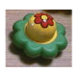 Primo Rattle Flower with 8 Green Petals and Red Flower Pattern