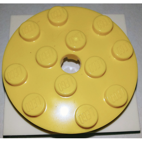 Деталь LEGO 60474c03 Turntable 4 x 4 x 2/3 with White Square Base, Free-Spinning (60474 / 61485) - Yellow
