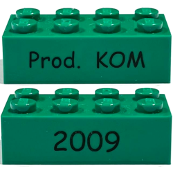 Brick 2 x 4 with Black '2009' and 'Prod. KOM' Pattern on Opposite Sides (Kornmarken Factory Tour) - Green Brick 2 x 4 with Black '2009' and 'Prod. KOM' Pattern on Opposite Sides (Kornmarken Factory Tour) - Green