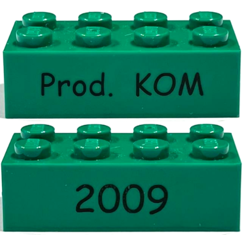 Деталь LEGO 3001pb115 Brick 2 x 4 with Black '2009' and 'Prod. KOM' Pattern on Opposite Sides (Kornmarken Factory Tour) - Green