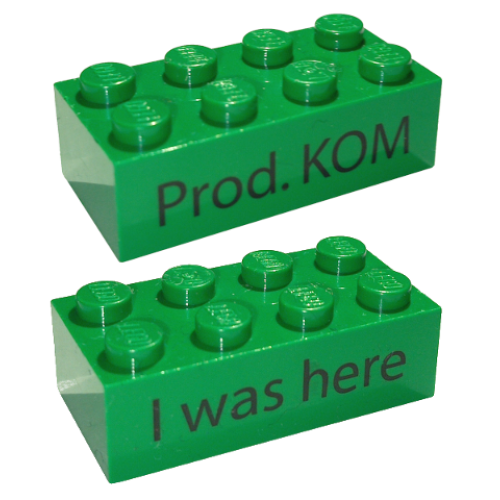 Деталь LEGO 3001pb099 Brick 2 x 4 with Black 'I was here' Front and 'Prod. KOM' Back Kornmarken Factory Tour Pattern - Green