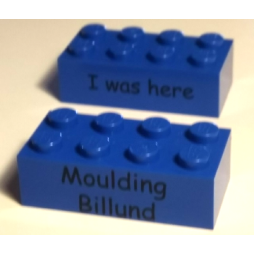 Деталь LEGO 3001pb110 Brick 2 x 4 with Kornmarken Factory Tour Black 'I was here' and 'Moulding Billund' Pattern on Opposite Sides - Blue