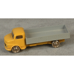 HO Scale, Mercedes Open Bed Truck, Gray Flatbed - Yellow